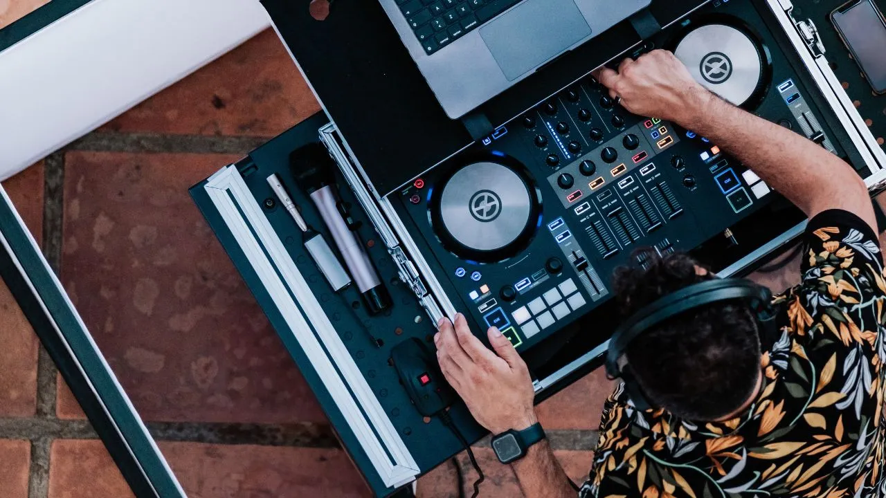 dj perform kitas